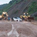 Un nuevo vehículo quedó atascado en medio del lodo que se encuentra sobre la calzada del kilómetro 90 de la vía Cuenca- Molleturo- El Empalme.