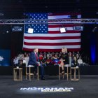 El ex presidente estadounidense y actual candidato presidencial republicano Donald Trump habla con la presentadora de Fox News, Laura Ingraham, este 20 de febrero de 2024.