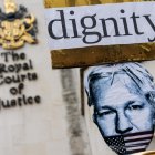 Activistas a favor de Assange protestan ante el Tribunal Real de Justicia antes de la vista de apelación de la extradición del fundador de WikiLeaks.