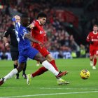 Moisés Caicedo (i) de Chelsea volverá a encontrarse con Liverpool en la final de la Copa de la Liga