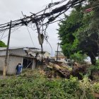 Especie. Cables e inmuebles quedaron afectados tras el desplome.