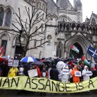 Los partidarios de Julian Assange protestan en los Tribunales Reales de Justicia el segundo día de la audiencia de apelación de extradición de Julian Assange en Londres, Gran Bretaña, el 21 de febrero de 2024.