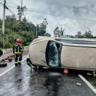 Un auto se volcó en la avenida Simón Bolívar y dejó un herido en el sector de la Universidad Internacional, en Quito.