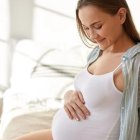 Embarazada observa su vientre con emoción