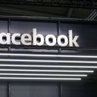 Imagen del rótulo iluminado de la compañía Facebook durante el Salón del Automóvil de Fráncfort