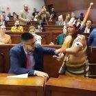 Durante la sesión a la que no acudió la ministra de Ambiente, Sade Fritschi, una representante Huaorani empujó al viceministro de Ambiente "para que trabaje en territorio".