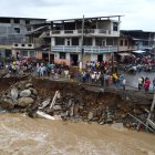 Moradores y curiosos observan el sitio donde estaban ubicadas cinco inmuebles que fueron arrasados por la creciente del río en Echeandía, Bolívar.