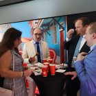 Guayaquil. El cónsul general de Estados Unidos, Erik Martini (izq.), en la inauguración de Wienerschnitzel.
