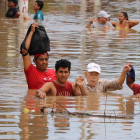 La imagen de un abuelo rescatado del agua por sus nietos evidencia la magnitud de la situación por las lluvias en Chone, Manabí.