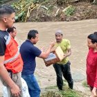 Acto. La entrega de ayuda en algunos casos se dificulta por las condiciones climáticas.