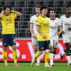 El defensa ecuatoriano William Pacho (d) es habitual titular en Eintracht Frankfurt