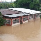 Varias familias dejaron sus viviendas por la gran cantidad de agua acumulada y el riesgo de que incremente la fuerza del caudal de los ríos.