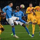 Naples (Italy), 21/02/2024.- Napoli"Äôs defender Olivera (2L) and teammate forward Victor Osimhen (C) in action during the UEFA Champions League Round of 16, 1st leg soccer match SSC Napoli vs FC Barcelona at Diego Armando Maradona stadium in Naples, Italy, 21 February 2024. (Liga de Campeones, Italia, Nápoles) EFE/EPA/CIRO FUSCO