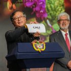 El mandatario Gustavo Petro sostiene un cartel con el nombre Cali, ciudad escogida par ser la sede de la Conferencia de la Organización de Naciones Unidas sobre Biodiversidad (COP16).