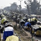 Los agricultores indios y sus tractores mientras esperan reanudar su marcha de protesta en el punto fronterizo de Haryana-Punjab en Shambhu, a 250 kilómetros de Delhi.