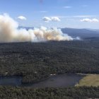 Una fotografía proporcionada por el Servicio de Bomberos de Tasmania muestra un incendio forestal en las Tierras Altas Centrales de Tasmania, Australia, el 22 de febrero de 2024.