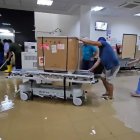 Neonatos fueron trasladados en botes tras colapso de hospital.