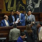 Henry Kronfle, presidente del Legislativo, suspendió la sesión.