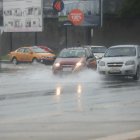 Los vehículos avanzaban en forma lenta el pasado martes tras la fuerte lluvia registrada en la vía a Daule, norte de Guayaquil.