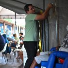 Un hombre recibe atención médica en una tienda de campaña para tratar casos sospechosos de dengue en la región administrativa de São Sebastião, a las afueras de Brasilia (Brasil).