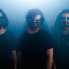 De izquierda a derecha: Fabricio Carriel (batería), Andrés Echanique (guitarra) y John Villamar (bajo).