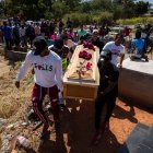 Familiares y simpatizantes participan en el entierro de una de las victimas mortales del derrumbe en la mina "Bulla Loca" este jueves, en La Paragua (Venezuela).