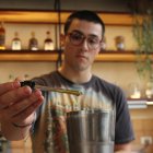 Combinación. Bebida de guayusa con gotas de aceite de CBD, en Bhumi.