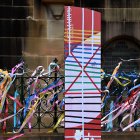 Cintas coloridas atadas por partidarios de sobrevivientes de abusos del clero se ven en la Catedral de Santa María en Sídney, Australia.