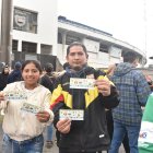 Los hinchas del Ídolo salieron felices con sus entradas para la Noche Amarilla.