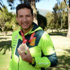 Sebastián Guayasamín con la medalla que obtuvo en el rally Dakar de 2024.