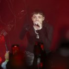 Fotografía de archivo en la que se registró al cantante mexicano Peso Pluma, durante un concierto, en el WiZink Center, en Madrid (España).