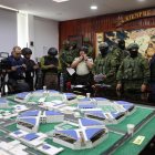 Miembros de las Fuerzas Armadas se preparan para un recorrido en la cárcel de Cotopaxi.