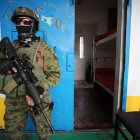 Un soldado custodia el acceso a una celda de la cárcel de Cotopaxi.