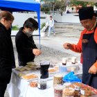 Emprender. Fernando Luna le apostó a los snacks en las ferias. Vende  papas y yucas fritas