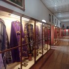 Baños. Las prendas exhibidas son regalos de los feligreses.