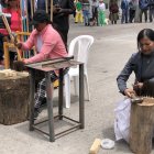 Latacunga. Las mujeres forman parte de esta labor patrimonial.