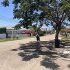 1. Calle. La avenida principal no está asfaltada; no hay veredas ni señalización vial. En época lluviosa, se convierte en un camino de barro o lodo.  2. Mantenimiento. La parte frontal del Club Ancón está intervenido, aunque el color del techo no es igual al original; en la posterior, las piezas se están desprendiendo y la maleza comienza a ingresar a la edificación.