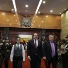 Viviana Veloz (i), Hnery Kronfle y Eckenner Recalde el día de la instalación de la Asamblea Nacional.