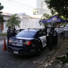 Vehículos de la Policía Nacional custodian los alrededores de la Embajada de Nicaragua este jueves 22 de febrero de 2024, en Ciudad de Panamá (Panamá).