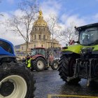 Decenas de agricultores franceses realizaron este viernes una marcha lenta con sus tractores por las calles de París, Francia, coincidiendo con la víspera del inicio del Salón de la Agricultura.