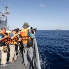 Medios de comunicación trabajan durante una operación conjunta de las Armadas tailandesa y estadounidense para rescatar los restos del barco.