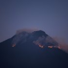 Un incendio en el volcán de Agua ayer jueves, desde la ciudad colonial de Antigua Guatemala (Guatemala).