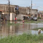 Los moradores tienen que caminar con extrema precaución para no caer en una zanja cubierta de agua