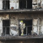 Un bombero trabaja este sábado en el edificio incendiado en el barrio de Campanar de València.