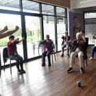 Los socios practican distintas actividades como yoga en silla