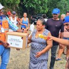 Damnificados de Muisne reciben ayuda tras la emergencia.