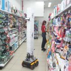 Lucía es el robot que trabaja en la cadena TÍA.