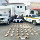 Las tres personas detenidas con la droga decomisada.