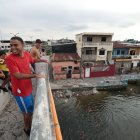 Ocio. Un grupo de jóvenes se baña en el Salado bajo el puente de la calle 17, en el suroeste guayaquileño.