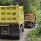 Delincuencia. Las volquetas que transportan la materia prima en caminos irregulares tienen placas ecuatorianas.